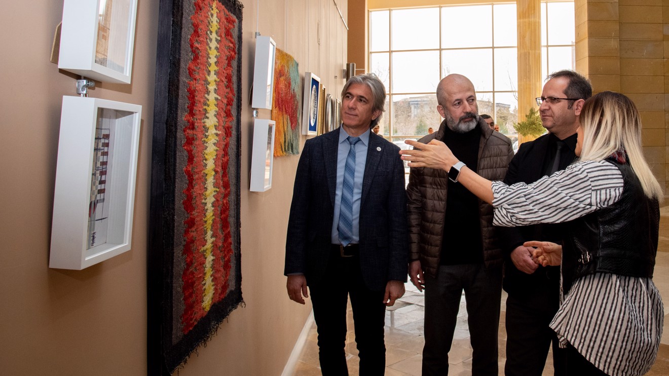 Selçuk Üniversitesinde 2 sergi sanatseverlerle buluştu